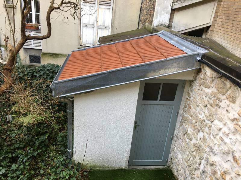 Rénovation de couverture en Île-de-France : reprise de toiture sur abri de jardin ou chalet en bois avec traitement anti-moisissure