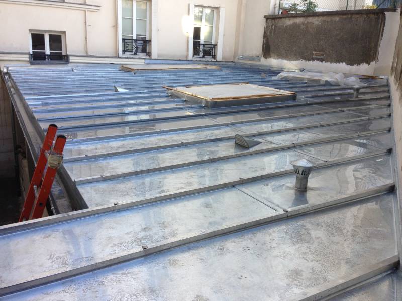 Pose de couverture pour abri de jardin à Fontenay-aux-Roses 92260 : toiture en bac aluminium et système d’évacuation sur-mesure